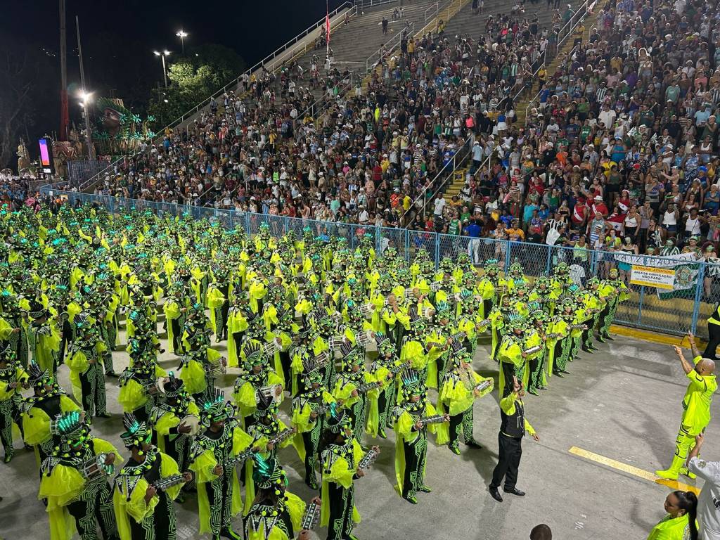 A bateria high-tech que abre os desfiles na Sapucaí