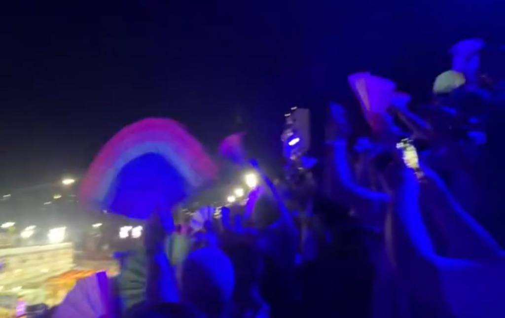 O show de leques em homenagem a travestis da Tuiuti; assista vídeo