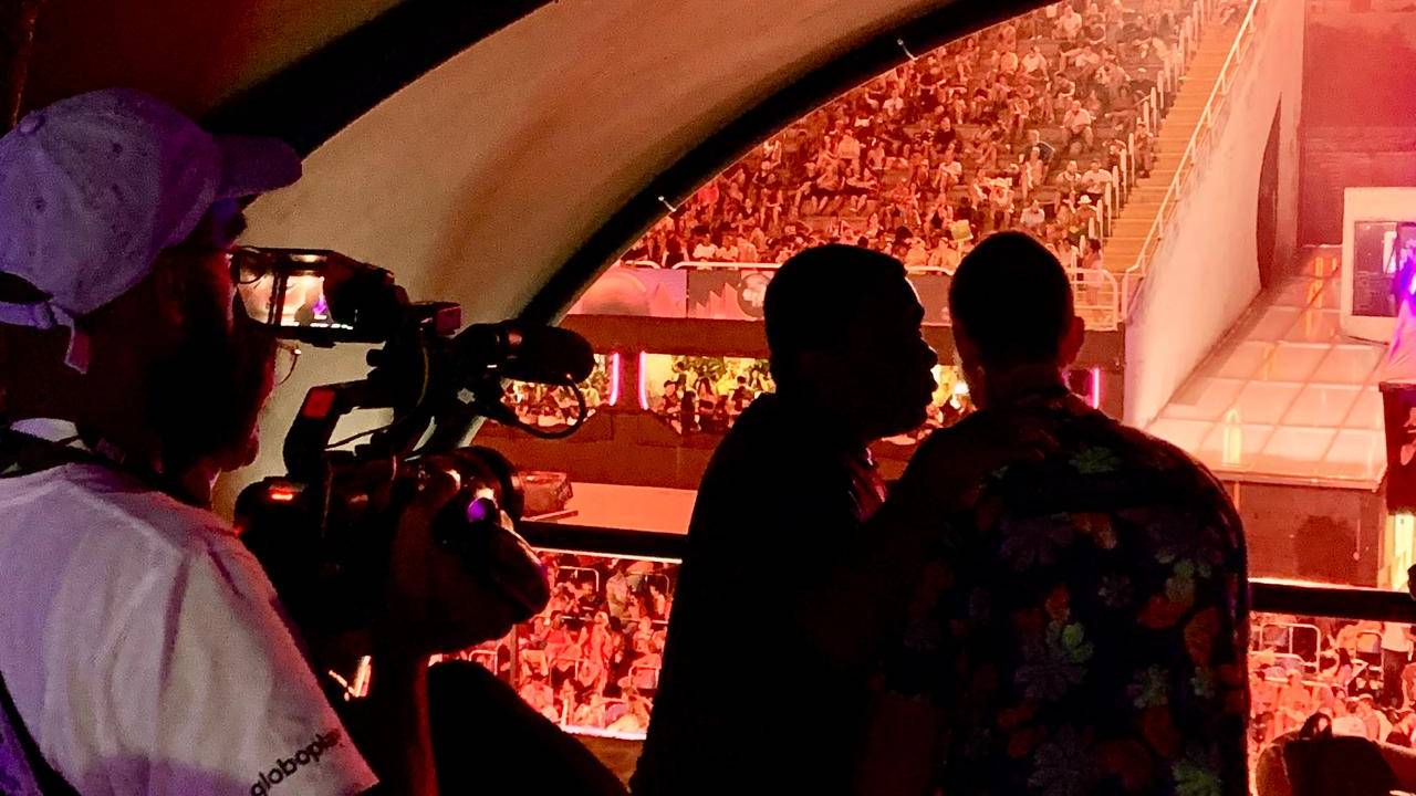 Neguinho da Beija-Flor e Gabriel David são filmados por equipe da Globo, na noite de aposentadoria do intérprete, na Sapucaí. 08/03/2025