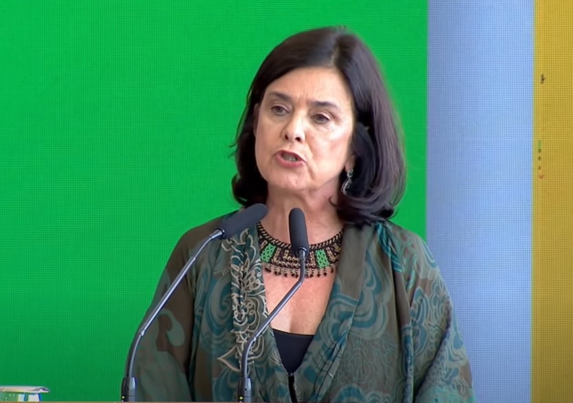 Nísia deixa o cargo, mas não sem antes desabafar na frente de Lula