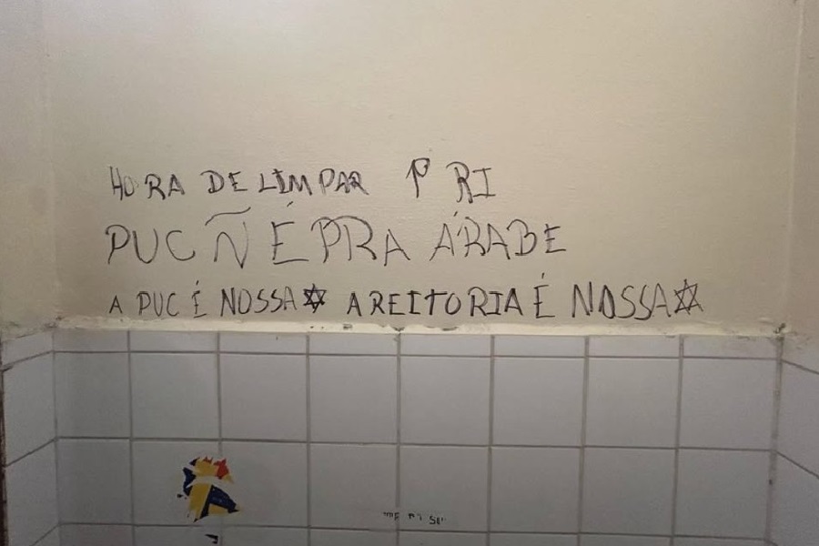 Banheiro da PUC-SP é pichado com frase 'A PUC não é para árabes', acompanhado de estrelas de Davi, símbolo do Judaísmo