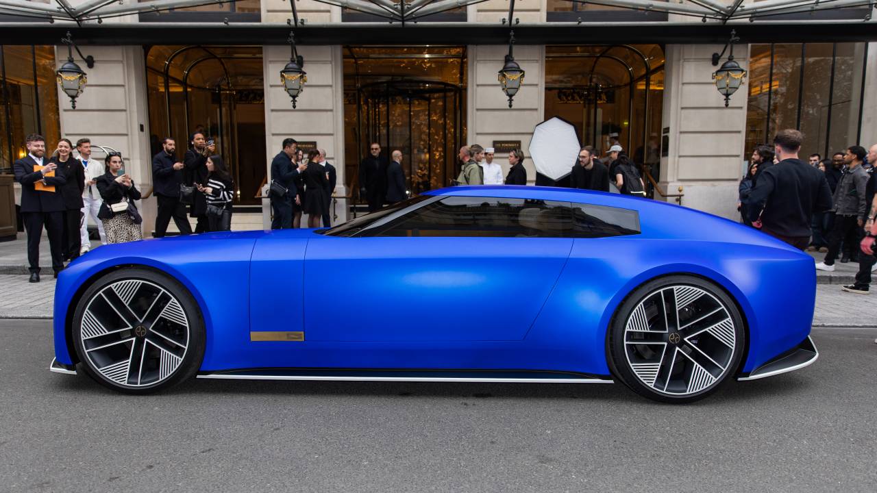 Jaguar Type 00 circula nas ruas de Paris
