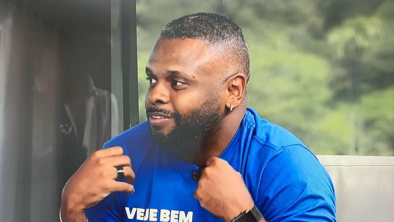 Carnavalesco da Beija-Flor, João Vitor Araújo, na TV Globo