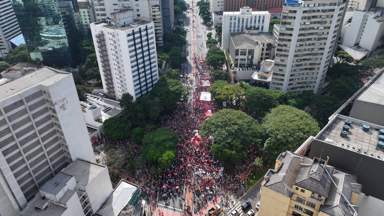 Foto feita com drone de manifestação realizada neste domingo na avenida Paulista, em São Paulo, contra anistia aos condenados pelos ataques de 8 de janeiro de 2023