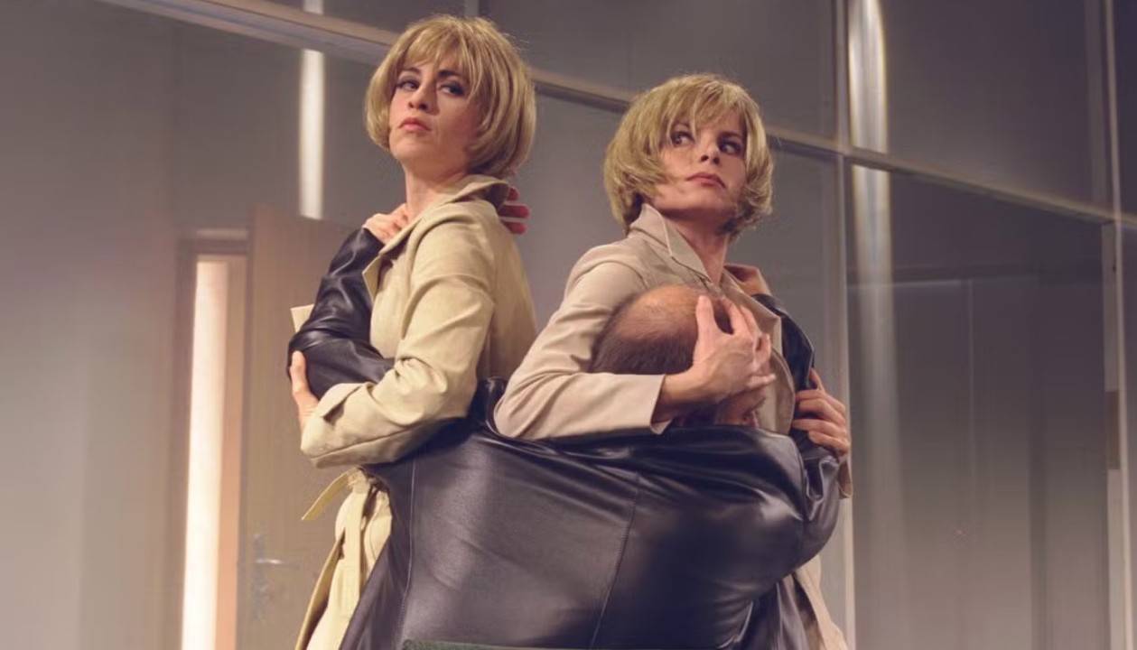 Fernanda Torres e Debora Bloch na peça 'Duas Mulheres e um Cadáver'