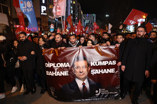 Turquia mantém prisão preventiva de prefeito de Istambul e inflama protestos