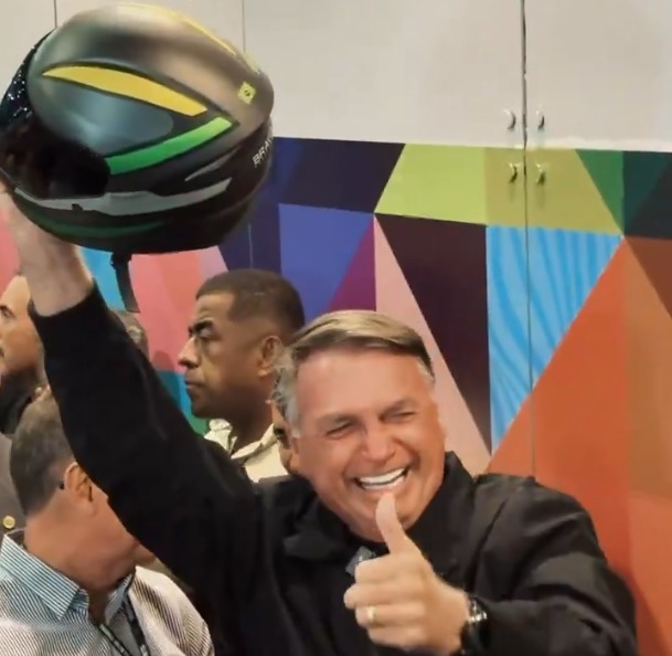 bolsonaro capacete Capacete produzido pela empresa de Jair Bolsonaro, Bravo Grafeno