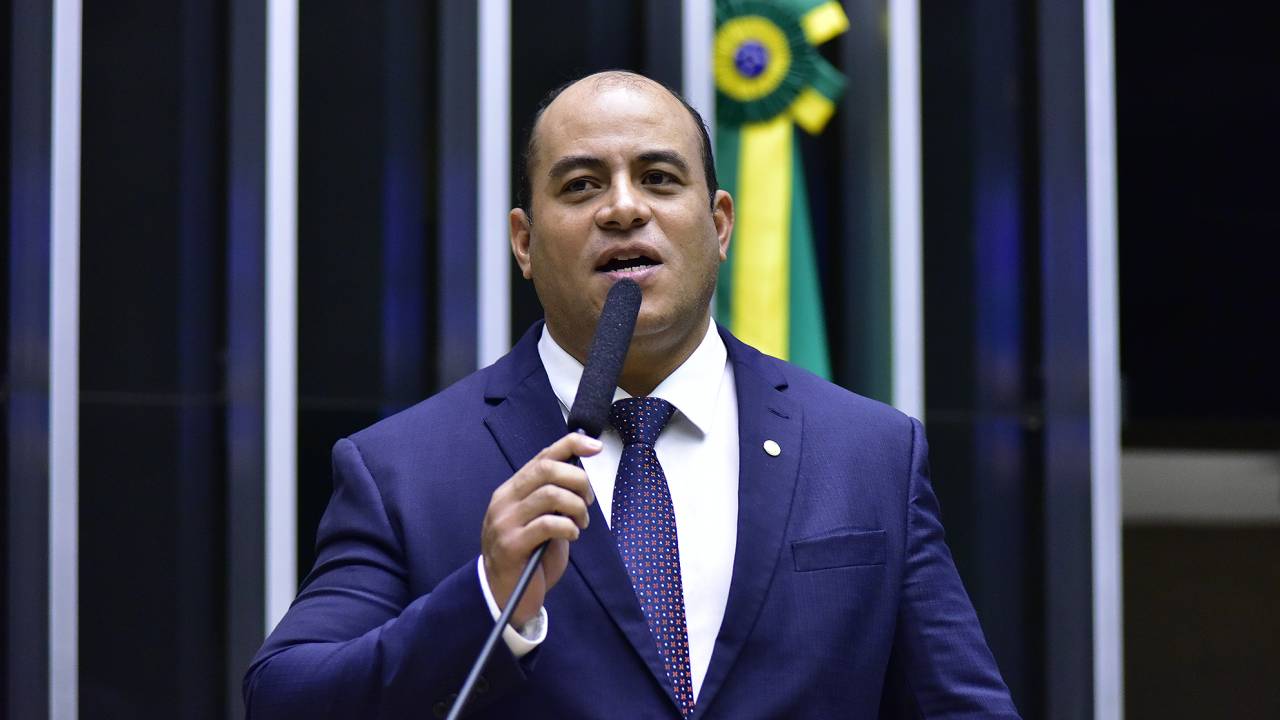 Wolmer Araújo (PL-MA) discursa no plenário da Câmara após assumir mandato de deputado federal, em dezembro de 2023
