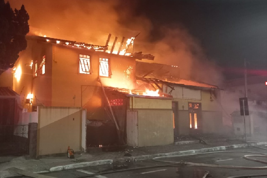 Incêndio deixa quatro pessoas mortas em abrigo para moradores de rua em São José dos Campos na madrugada desta segunda-feira, 10