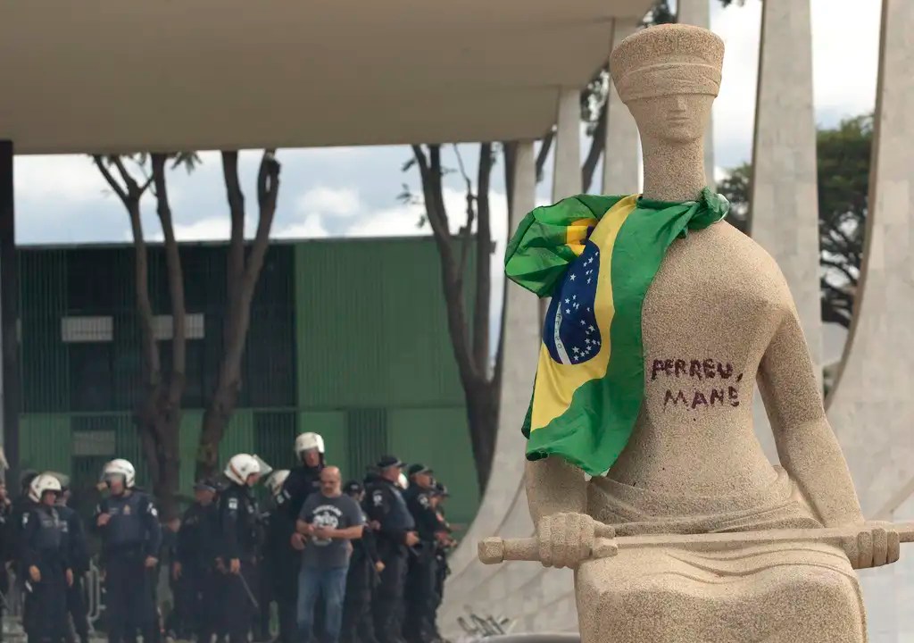 Estátua 'A Justiça', pichada com a frase 'Perdeu, mané' durante o 8 de Janeiro por Débora Rodrigues dos Santos