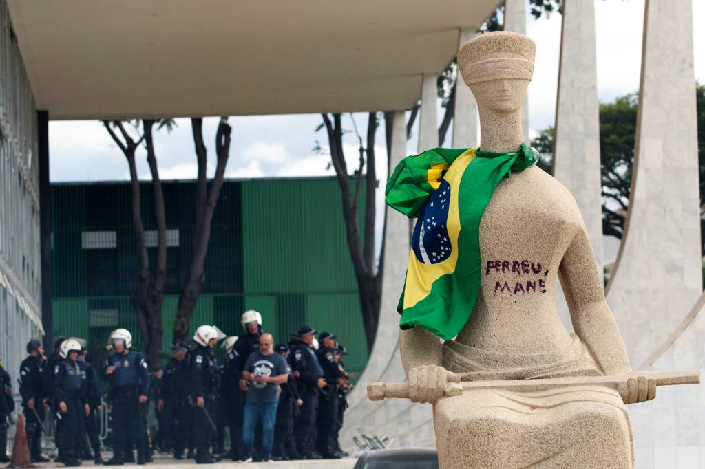 _ja08717_0.jpg PENAS - A estátua pichada com batom no 8 de Janeiro: cabeleireira pode ser condenada a mais de dez anos de prisão