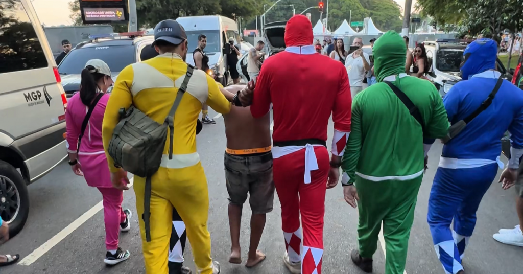 Policiais civis de São Paulo disfarçados de Power Rangers durante o carnaval