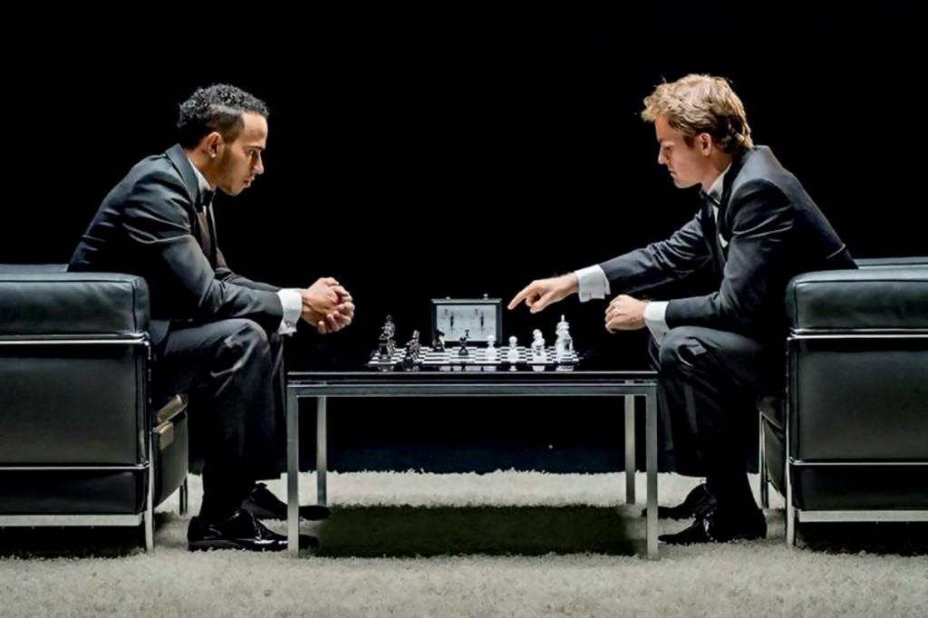 rosberg-hamilton.jpeg ENTRE REIS - Hamilton (à esq.) em comercial da Mercedes: agora é hobby real