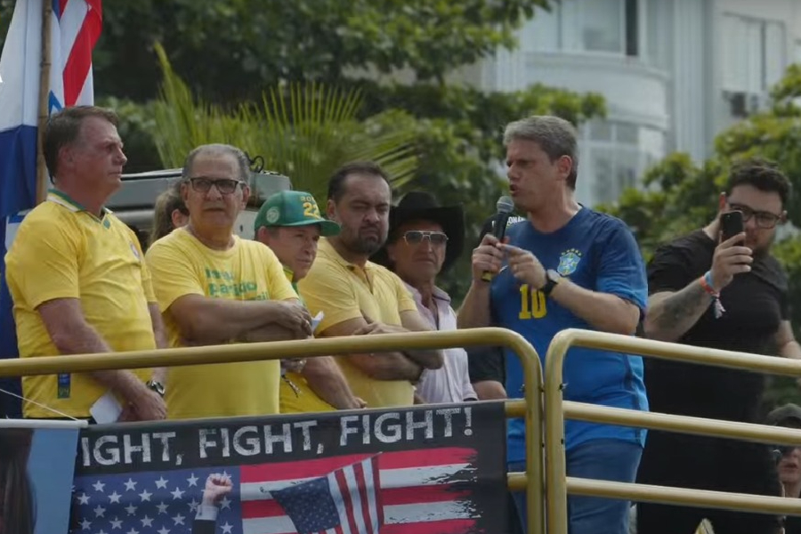 O governador de São Paulo, Tarcísio de Freitas (Republicanos), discursa em trio elétrico ao lado do ex-presidente Jair Bolsonaro em manifestação em Copacabana