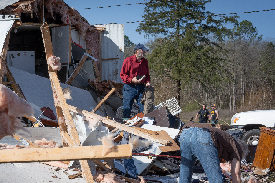 Moradores de Calera, no Alabama, limpam destroços após a passagem de um tornado pela região; tempestades deixam ao menos 35 mortos nos Estados Unidos em três dias