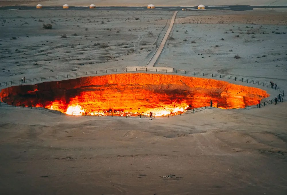 Cratera de Gás de Darvaza, ficou conhecida internacionalmente como “Porta do Inferno” (Door to Hell, em inglês). Em 2018, o governo turcomeno a rebatizou oficialmente como “O Brilho de Karakum”.