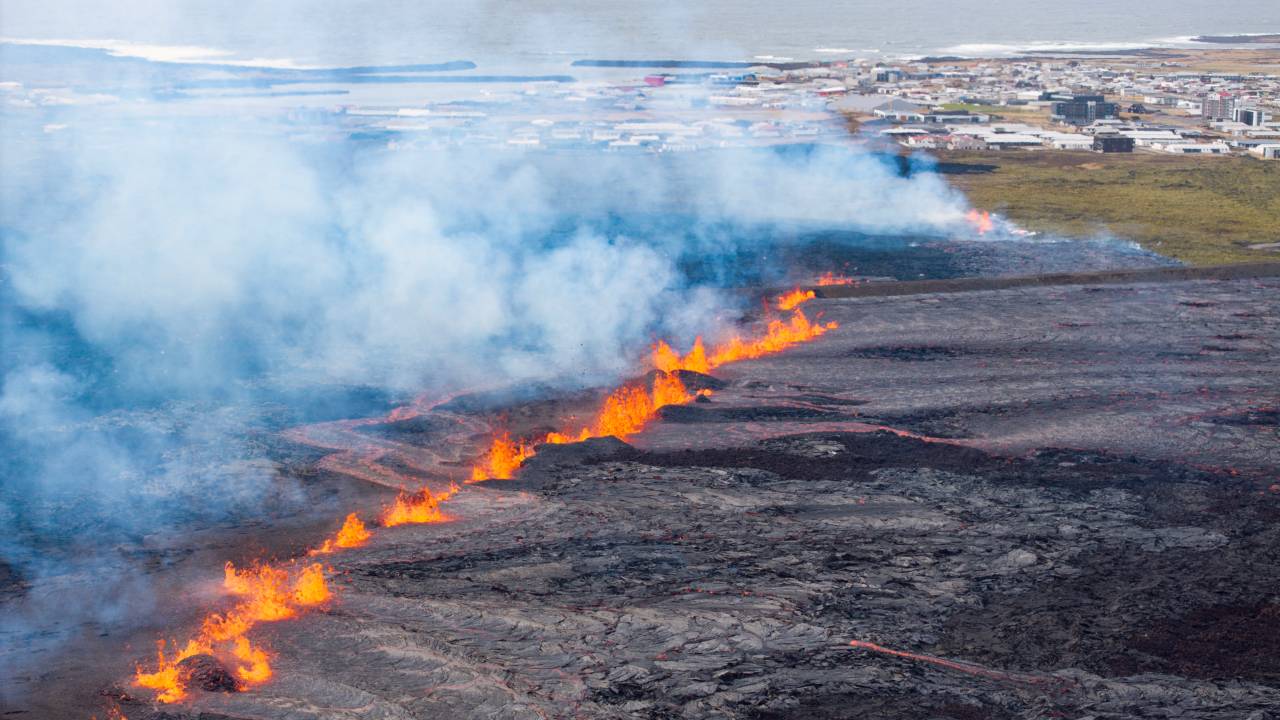 Lava derretida é vista saindo de uma fissura nos arredores da vila de pescadores de Grindavik, no sudoeste da Islândia. 01/04/2025