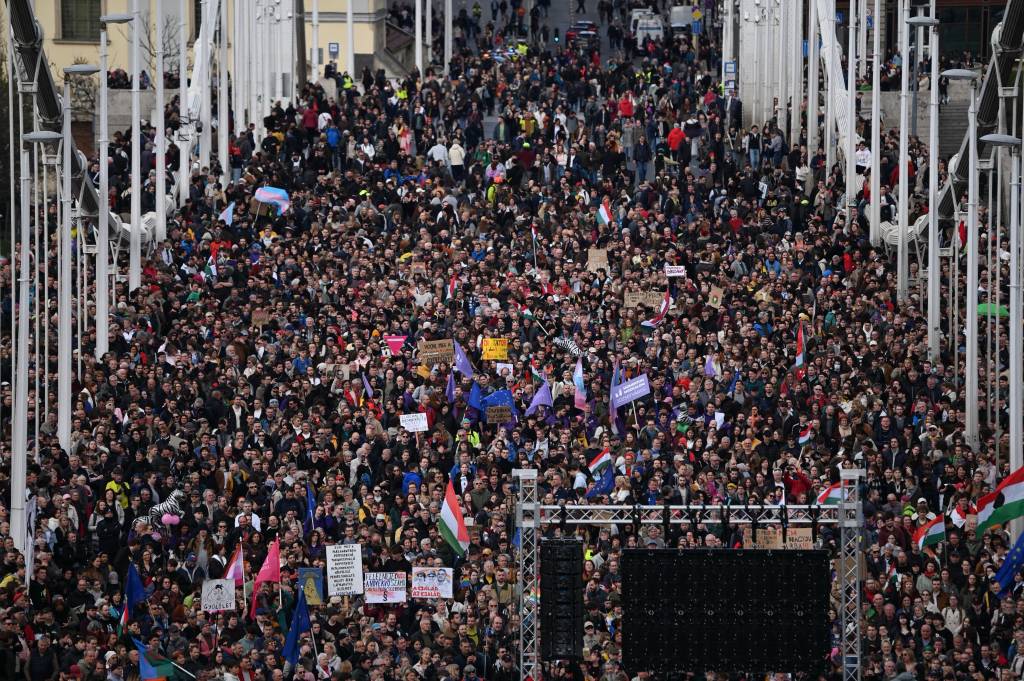 Milhares protestam na Hungria contra proibição da parada gay e pedem queda de Orbán