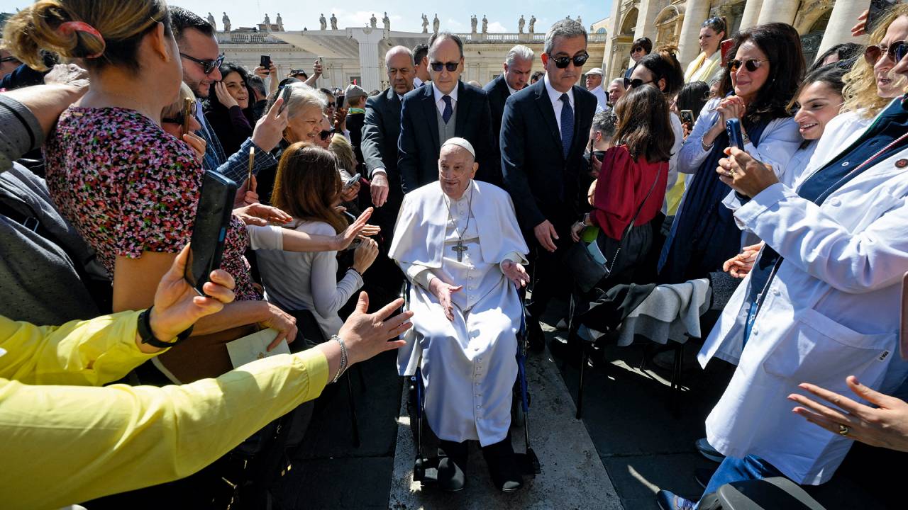 no domingo 6, o papa Francisco finalmente apareceu diante dos fiéis na Praça de São Pedro, no Vaticano