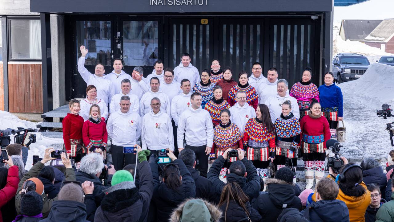 O chefe do governo da Groenlândia, Jens-Frederik Nielsen, posa para uma foto de grupo durante a assembleia constitutiva em Inatsisartut em Nuuk, na Groenlândia. 07/04/2025