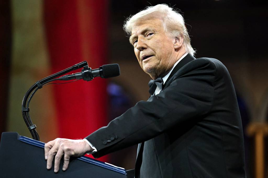 Nova pesquisa projeta piora substancial na economia com Trump nos EUA