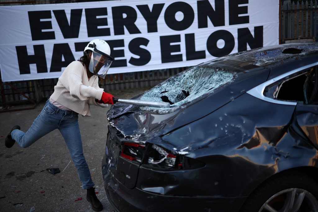 Carro da Tesla é destruído em Londres