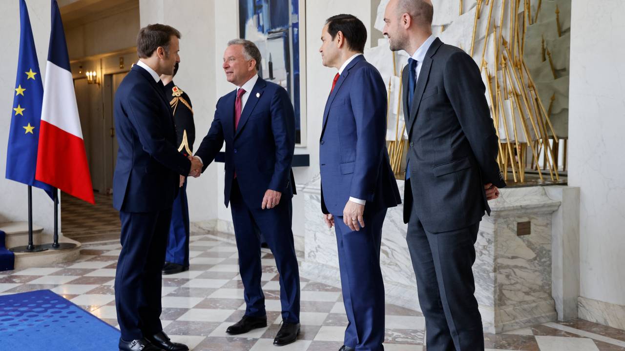 O presidente francês Emmanuel Macron (esquerda) cumprimenta o enviado especial do presidente Donald Trump, Steve Witkoff, e o secretário de Estado dos Estados Unidos, Marco Rubio. 17/04/2025