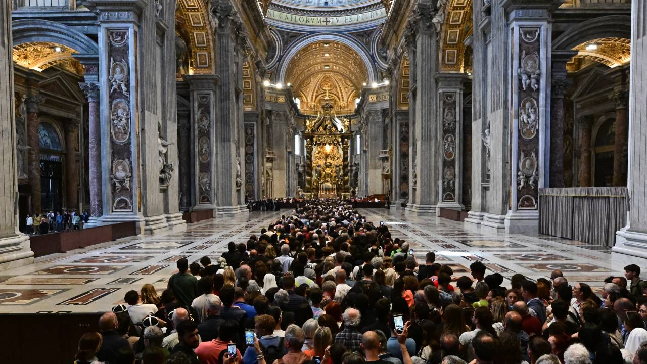 Fiéis se despedem do papa Francisco, na Basílica de São Pedro, no Vaticano. 23/04/2025