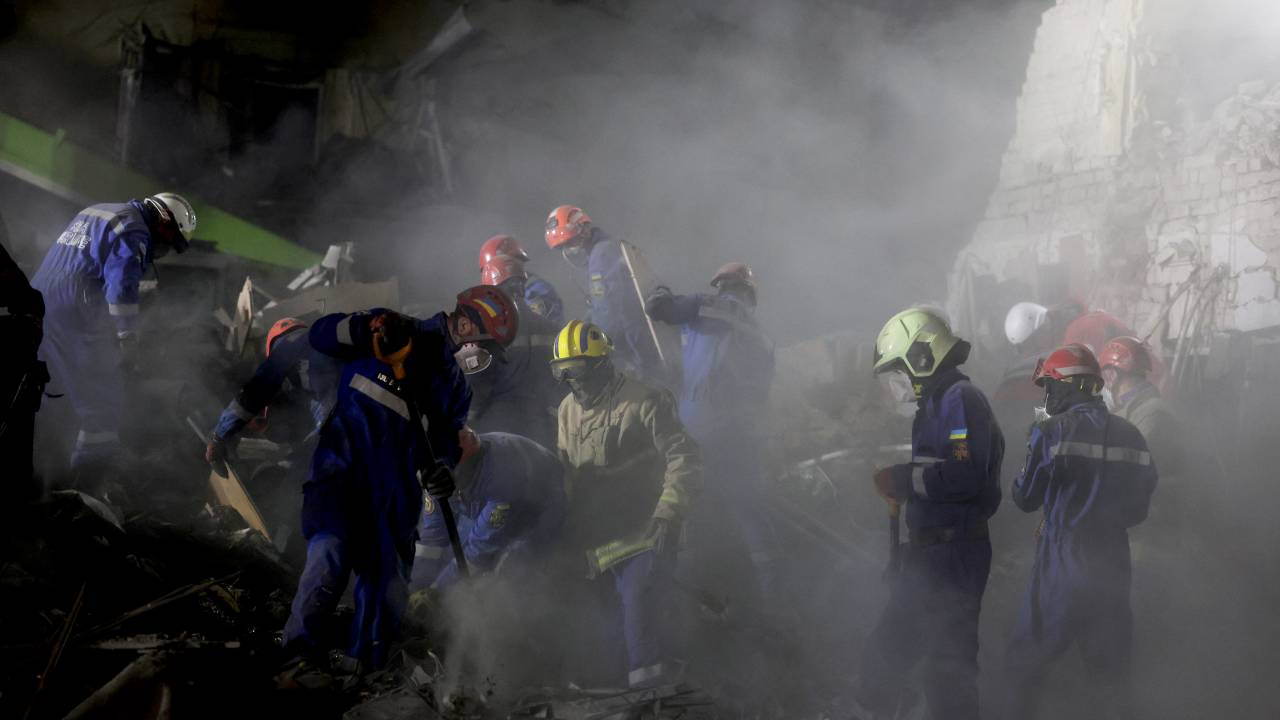 Ukrainian rescuers operate at the site of a Russian missile attack in Kyiv early on April 24, 2025, amid the Russian invasion of Ukraine. A "massive" Russian missile attack on Kyiv on April 24, 2025, killed at least nine and wounded dozens in one of the deadliest strikes on the Ukrainian capital since Moscow launched its invasion more than three years ago. (Photo by STRINGER / AFP)