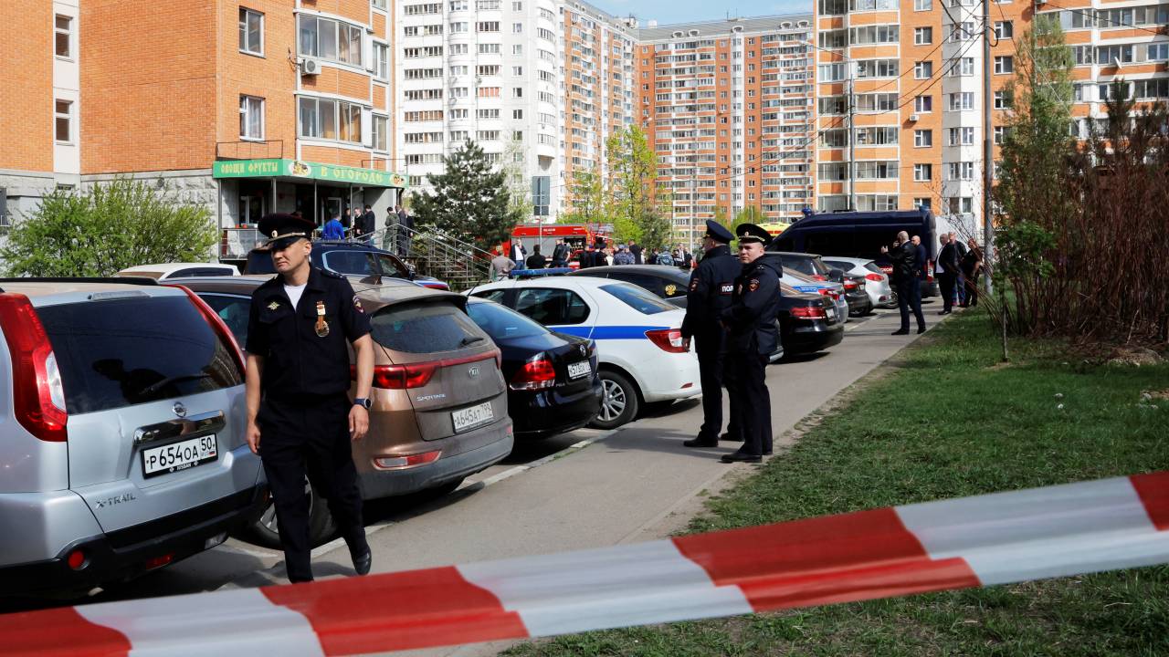 Policiais russos cercam local onde ocorreu a explosão que matou um alto oficial do exército russo na cidade de Balashikha. 25/04/2025