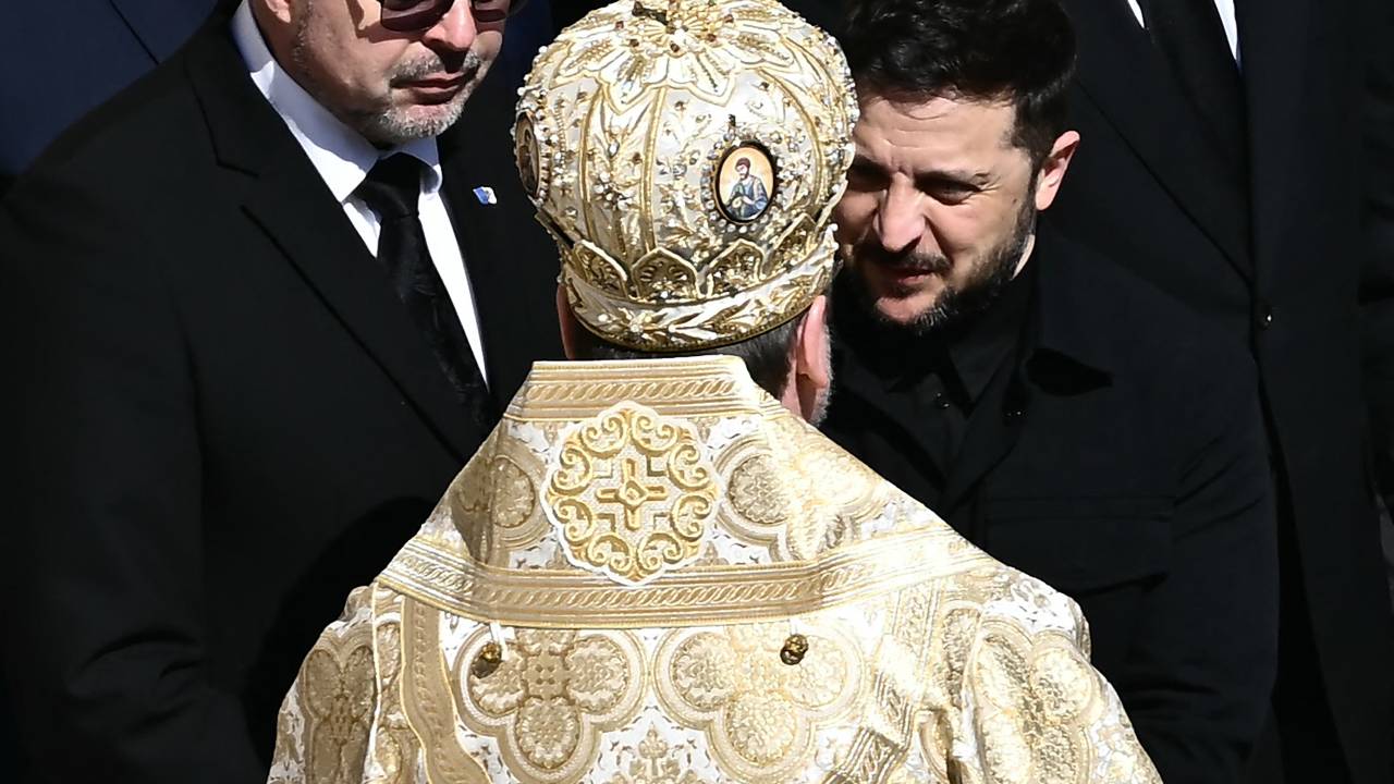 Ukraine's President Volodymyr Zelensky (R) arrives ahead of the late Pope Francis' funeral ceremony at St Peter's Square at The Vatican on April 26, 2025. (Photo by Filippo MONTEFORTE / AFP)