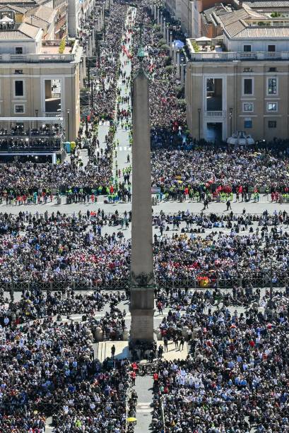 Vista geral da Praça São Pedro durante o funeral do falecido papa Francisco, com o obelisco do Vaticano no meio e a Via della Conciliazione ao fundo. 26/04/2025 -