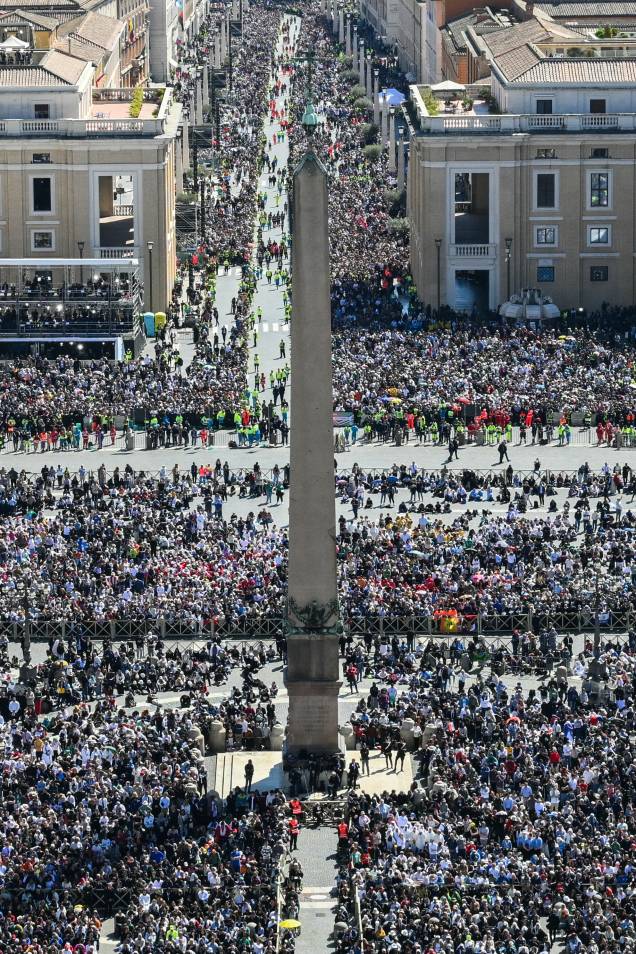 Vista geral da Praça São Pedro durante o funeral do falecido papa Francisco, com o obelisco do Vaticano no meio e a Via della Conciliazione ao fundo. 26/04/2025 - Vista geral da Praça São Pedro durante o funeral do falecido papa Francisco, com o obelisco do Vaticano no meio e a Via della Conciliazione ao fundo. 26/04/2025 -