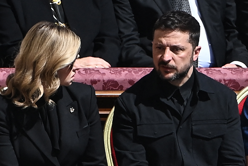 VATICAN-RELIGION-POPE-FUNERAL O presidente da Ucrânia Volodymyr Zelensky (D) e sua esposa Olena Zelenska comparecem à cerimônia fúnebre do falecido Papa Francisco