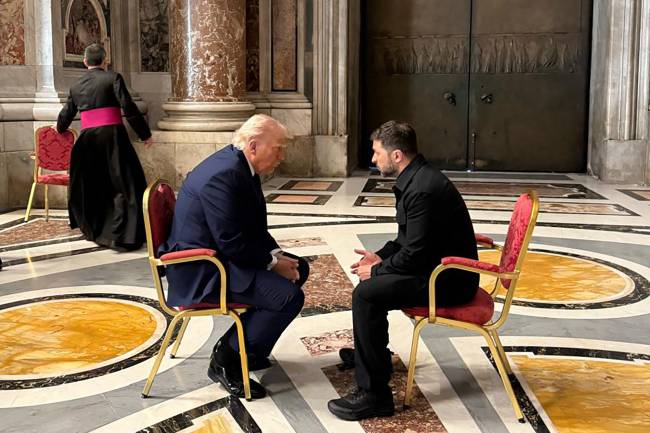 In this handout photograph taken and released by the Ukrainian Presidential Press Service on April 26, 2025, Ukraine's President Volodymyr Zelensky (R) meets with US President Donald Trump (L) on the sidelines of Pope Francis's funeral at St. Peter's Basilica at the Vatican. (Photo by Handout / UKRAINIAN PRESIDENTIAL PRESS SERVICE / AFP) / RESTRICTED TO EDITORIAL USE - MANDATORY CREDIT 