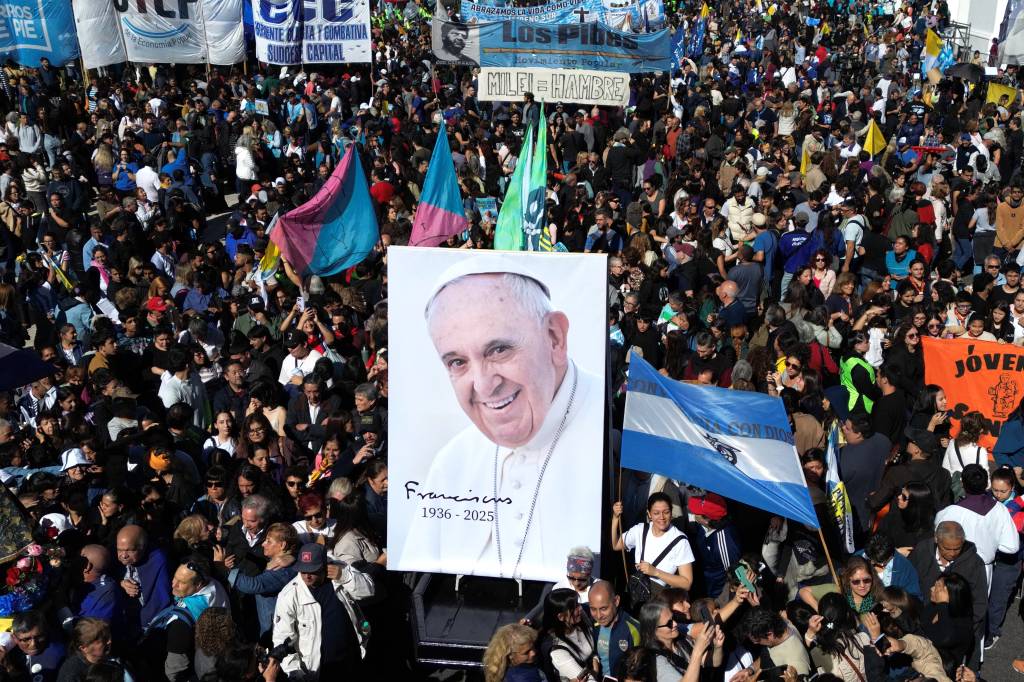 Missa memorial e multidão na Praça de Maio: o adeus a papa Francisco em Buenos Aires