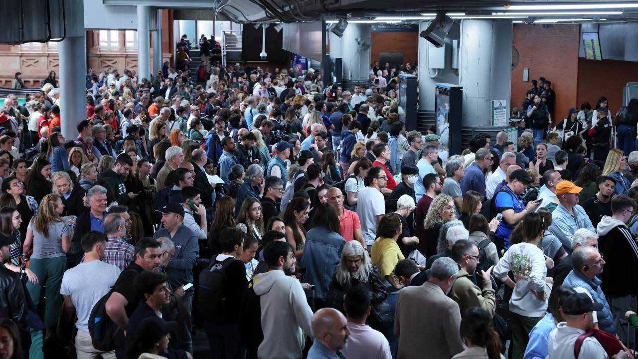 Passengers wait for their trains at Atocha station in Madrid on April 29, 2025, the day after a massive power cut affecting the entire Iberian peninsula and the south of France. Electricity was restored to almost all of Spain and Portugal on April 29 morning, allowing a gradual return to normal life in the two countries, which were hit on April 28 by a giant blackout that lasted up to ten or even twenty hours depending on the region. The return of power has enabled rail traffic to be restored on several major routes, including Madrid-Seville and Madrid-Barcelona, according to the national company Renfe. However, traffic remains suspended on several other major routes, as the authorities have given priority to restoring suburban trains. (Photo by Thomas COEX / AFP)