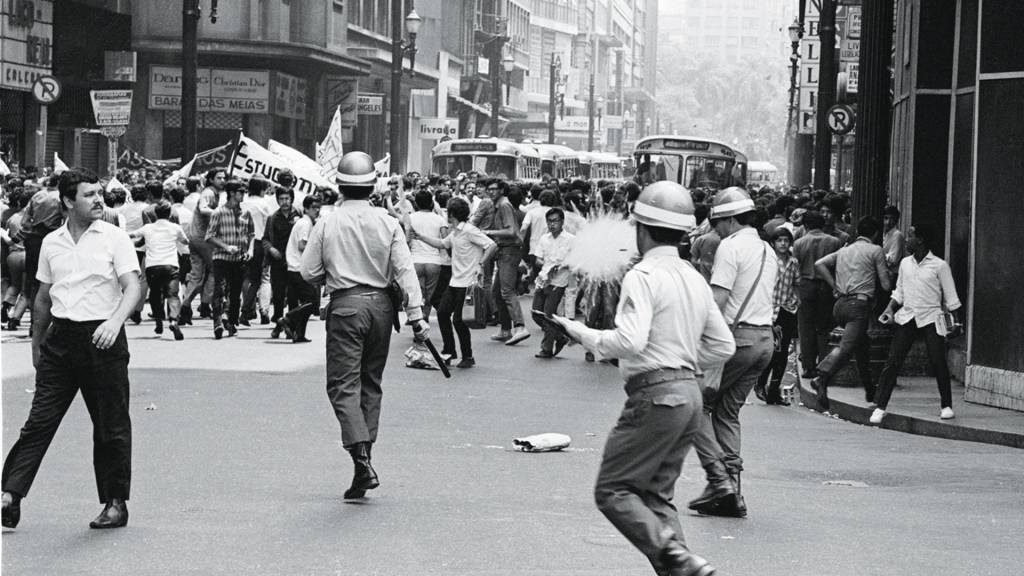 2—Passeata-contra-o-assassinato-do-estudante-José-Guimarães,-morto-pela-polícia-du.jpg BATALHA - Rua Maria Antônia: conflito entre estudantes na ditadura
