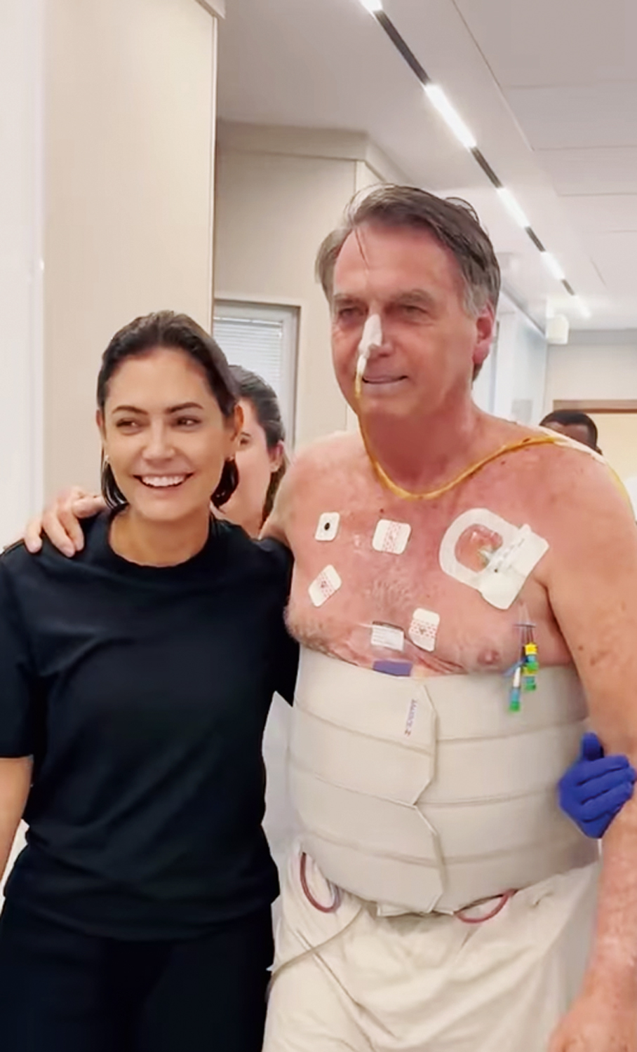 3—JAIR-BOLSONARO-e-MICHELLE—hospital-2025-4-frame-a.png EM FAMÍLIA - Michelle e o inelegível Bolsonaro: bons números em pesquisa