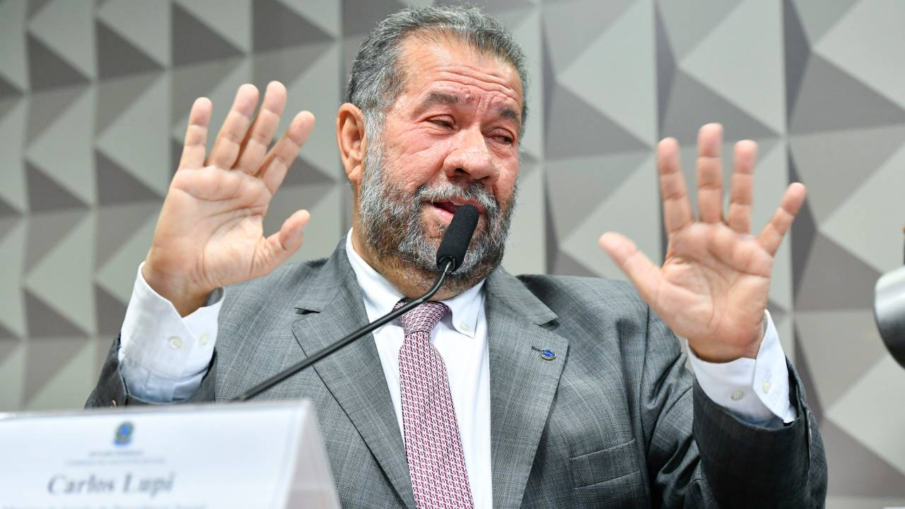 Carlos Lupi em audiência na Comissão de Assuntos Sociais do Senado, em 2023