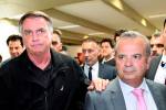 Bolsonaro e Rogério Marinho caminham juntos no Senado, em Brasília