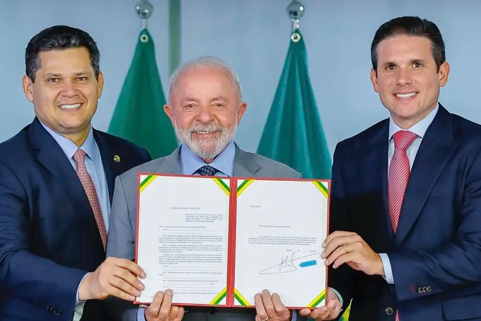 O presidente Lula com o presidente do Senado, Davi Alcolumbre, e o presidente da Câmara, Hugo Motta
