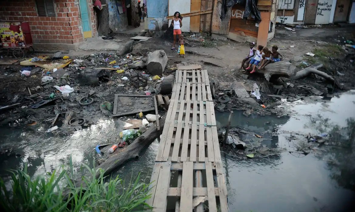 A falta de acesso à água potável impacta quase 32 milhões de pessoas e cerca de 90 milhões de brasileiros não possuem acesso à coleta de esgoto