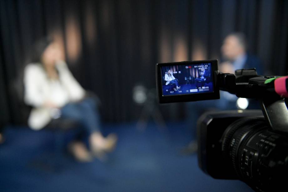 A jornalista Marcela Rahal durante entrevista com Mario Luiz Sarrubbo, Secretário Nacional de Segurança Pública do MJSP