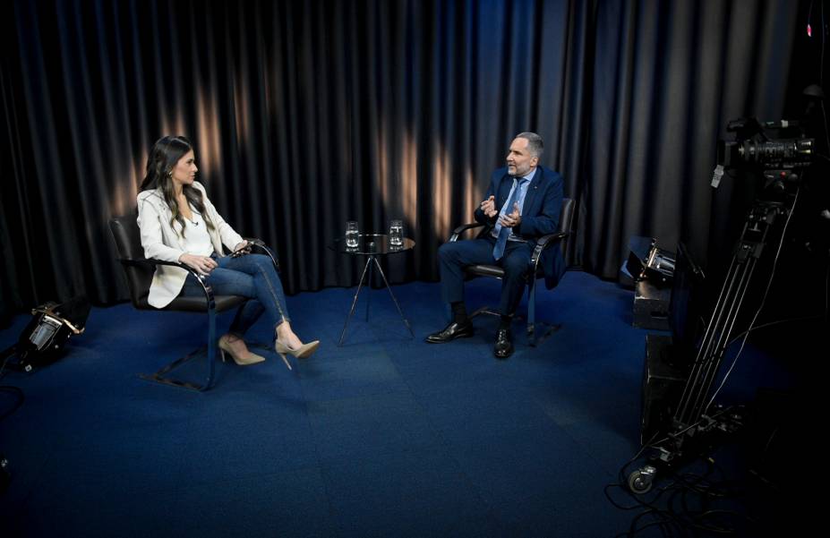 A jornalista Marcela Rahal durante entrevista com Mario Luiz Sarrubbo, Secretário Nacional de Segurança Pública do MJSP