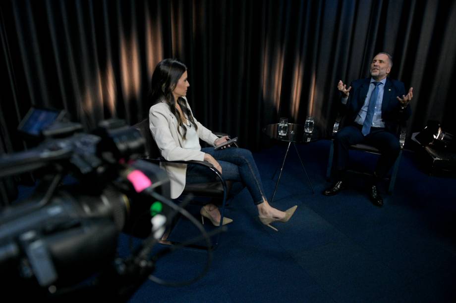A jornalista Marcela Rahal durante entrevista com Mario Luiz Sarrubbo, Secretário Nacional de Segurança Pública do MJSP