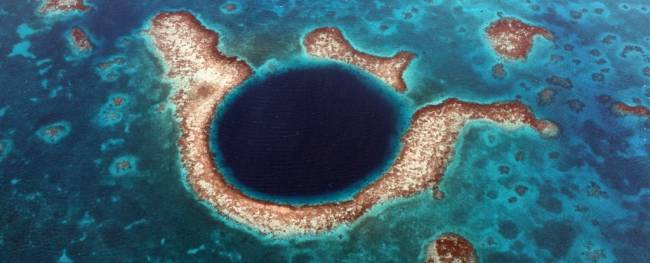 BelizeBlueHoleCloseUpDark Análise de camadas preservadas no fundo do mar revela alta constante na atividade de furacões e projeta até 45 tempestades no Caribe neste século