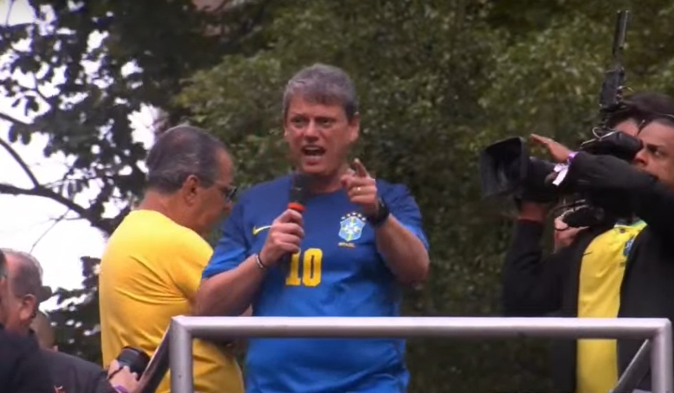 O governador de São Paulo Tarcísio de Freitas (Republicanos), em manifestação na avenida Paulista