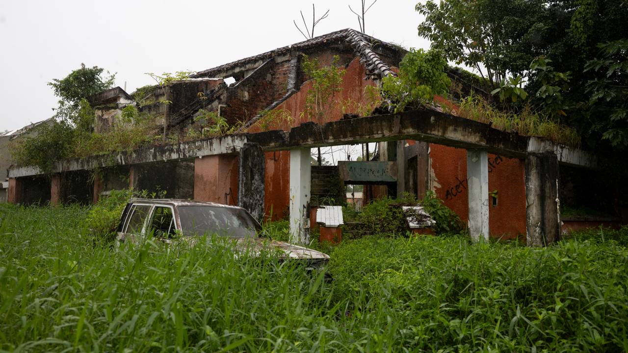 As ruínas da casa de Pablo Escobar a poucos metros da fronteira com o Brasil