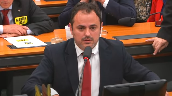 Glauber Braga dorme no chão do plenário em protesto contra processo de cassação; veja vídeo